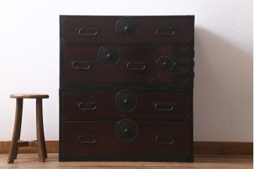 アンティーク家具　前面ケヤキ材　桜丸金具　漆塗りが上品な印象を与える会津箪笥(重ね箪笥、衣装箪笥)(R-040158)