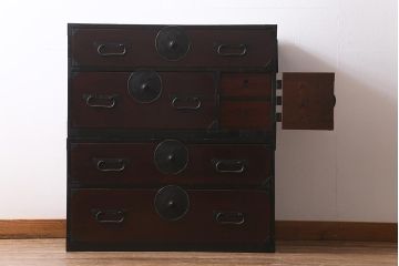 アンティーク家具　前面ケヤキ材　桜丸金具　漆塗りが上品な印象を与える会津箪笥(重ね箪笥、衣装箪笥)(R-040158)