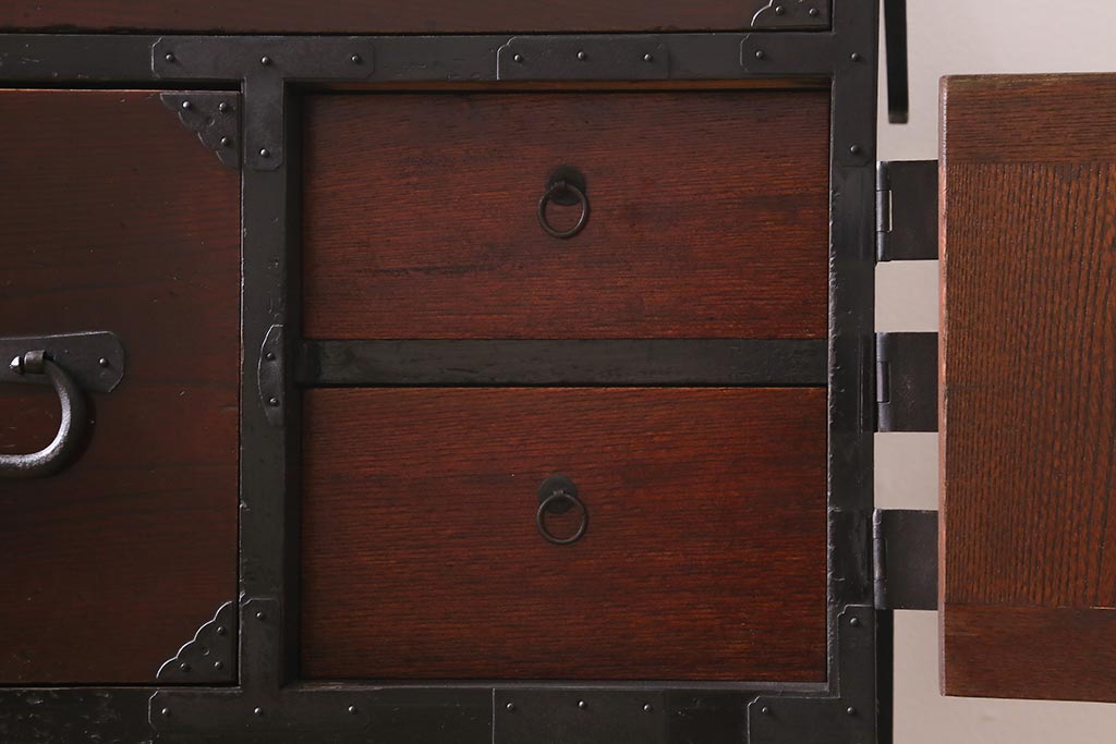アンティーク家具　前面ケヤキ材　桜丸金具　漆塗りが上品な印象を与える会津箪笥(重ね箪笥、衣装箪笥)(R-040158)