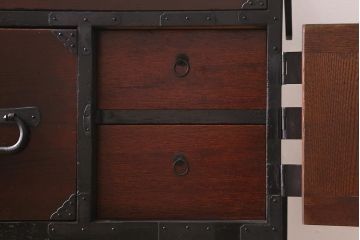 アンティーク家具　前面ケヤキ材　桜丸金具　漆塗りが上品な印象を与える会津箪笥(重ね箪笥、衣装箪笥)(R-040158)