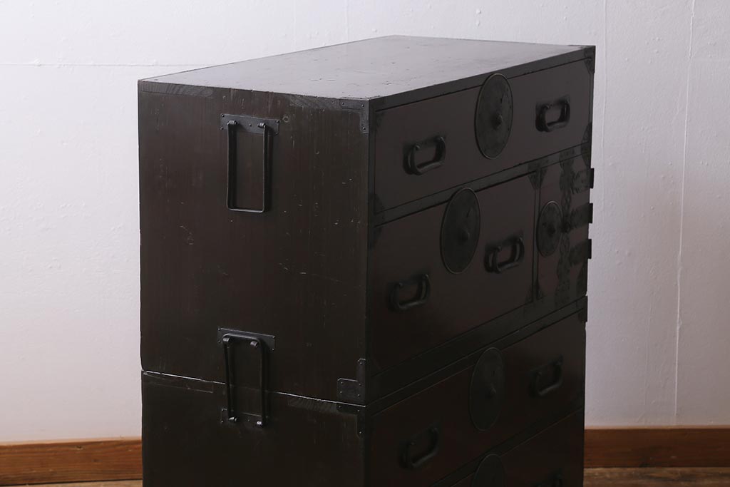 アンティーク家具　前面ケヤキ材　桜丸金具　漆塗りが上品な印象を与える会津箪笥(重ね箪笥、衣装箪笥)(R-040158)