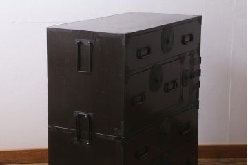 アンティーク家具　前面ケヤキ材　桜丸金具　漆塗りが上品な印象を与える会津箪笥(重ね箪笥、衣装箪笥)(R-040158)