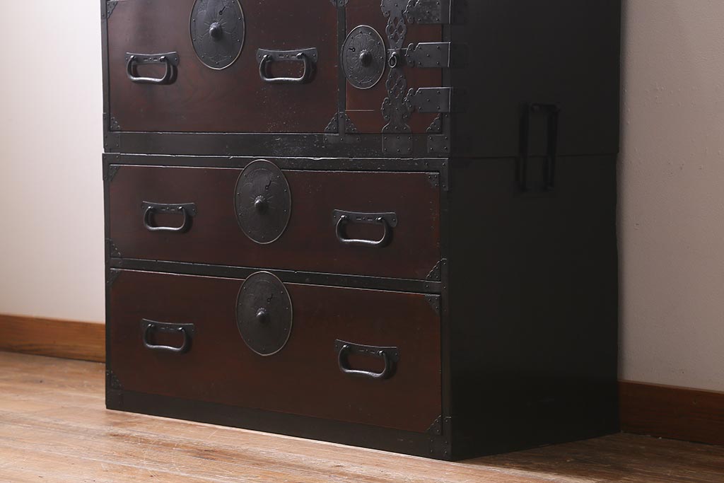 アンティーク家具　前面ケヤキ材　桜丸金具　漆塗りが上品な印象を与える会津箪笥(重ね箪笥、衣装箪笥)(R-040158)