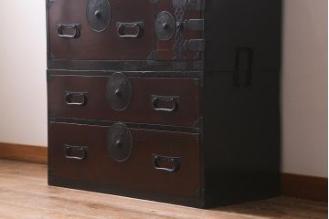 アンティーク家具　前面ケヤキ材　桜丸金具　漆塗りが上品な印象を与える会津箪笥(重ね箪笥、衣装箪笥)(R-040158)