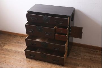 アンティーク家具　前面ケヤキ材　桜丸金具　漆塗りが上品な印象を与える会津箪笥(重ね箪笥、衣装箪笥)(R-040158)