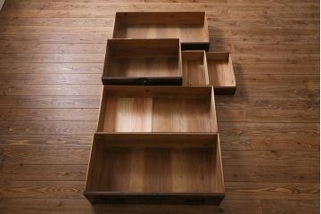 アンティーク家具　前面ケヤキ材　桜丸金具　漆塗りが上品な印象を与える会津箪笥(重ね箪笥、衣装箪笥)(R-040158)