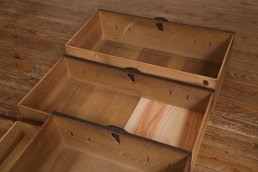 アンティーク家具　前面ケヤキ材　桜丸金具　漆塗りが上品な印象を与える会津箪笥(重ね箪笥、衣装箪笥)(R-040158)