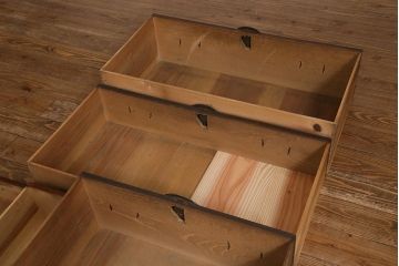 アンティーク家具　前面ケヤキ材　桜丸金具　漆塗りが上品な印象を与える会津箪笥(重ね箪笥、衣装箪笥)(R-040158)