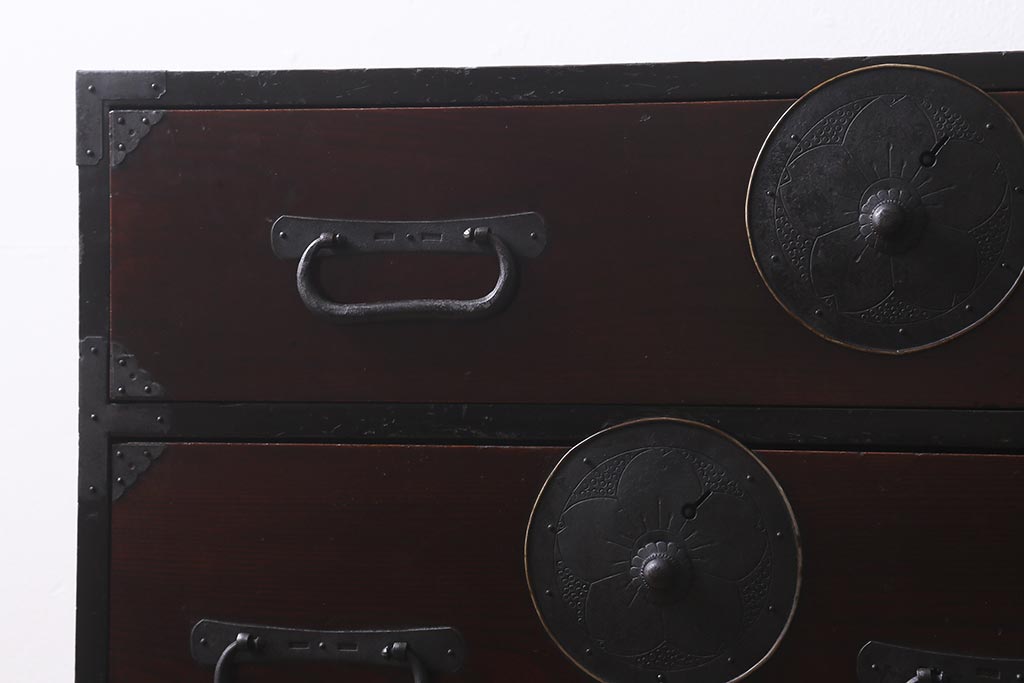 アンティーク家具　前面ケヤキ材　桜丸金具　漆塗りが上品な印象を与える会津箪笥(重ね箪笥、衣装箪笥)(R-040158)