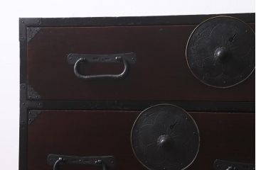 アンティーク家具　前面ケヤキ材　桜丸金具　漆塗りが上品な印象を与える会津箪笥(重ね箪笥、衣装箪笥)(R-040158)