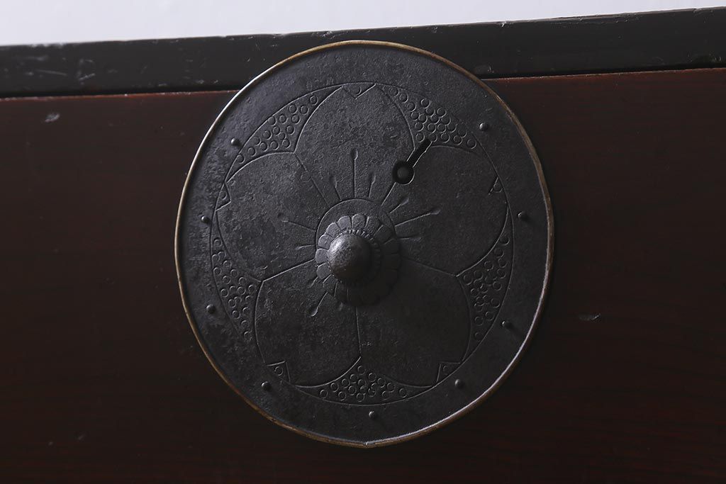アンティーク家具　前面ケヤキ材　桜丸金具　漆塗りが上品な印象を与える会津箪笥(重ね箪笥、衣装箪笥)(R-040158)