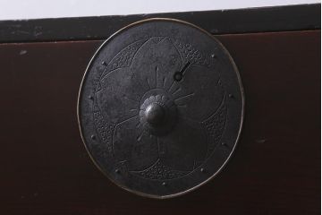 アンティーク家具　前面ケヤキ材　桜丸金具　漆塗りが上品な印象を与える会津箪笥(重ね箪笥、衣装箪笥)(R-040158)