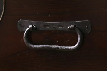 アンティーク家具　前面ケヤキ材　桜丸金具　漆塗りが上品な印象を与える会津箪笥(重ね箪笥、衣装箪笥)(R-040158)