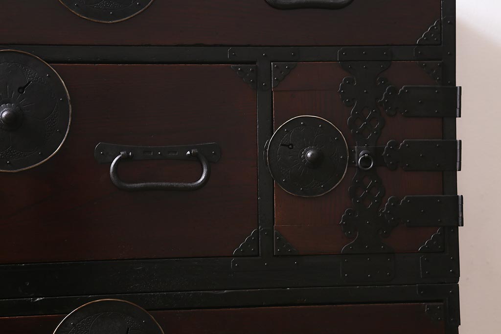 アンティーク家具　前面ケヤキ材　桜丸金具　漆塗りが上品な印象を与える会津箪笥(重ね箪笥、衣装箪笥)(R-040158)