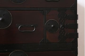 アンティーク家具　前面ケヤキ材　桜丸金具　漆塗りが上品な印象を与える会津箪笥(重ね箪笥、衣装箪笥)(R-040158)