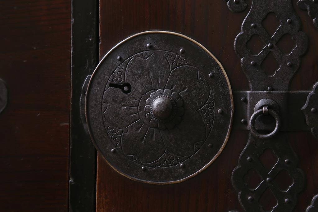 アンティーク家具　前面ケヤキ材　桜丸金具　漆塗りが上品な印象を与える会津箪笥(重ね箪笥、衣装箪笥)(R-040158)