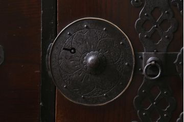 アンティーク家具　前面ケヤキ材　桜丸金具　漆塗りが上品な印象を与える会津箪笥(重ね箪笥、衣装箪笥)(R-040158)