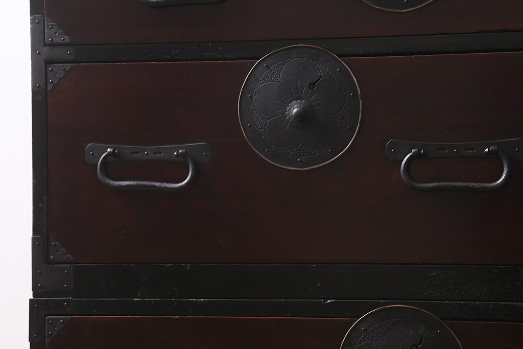 アンティーク家具　前面ケヤキ材　桜丸金具　漆塗りが上品な印象を与える会津箪笥(重ね箪笥、衣装箪笥)(R-040158)