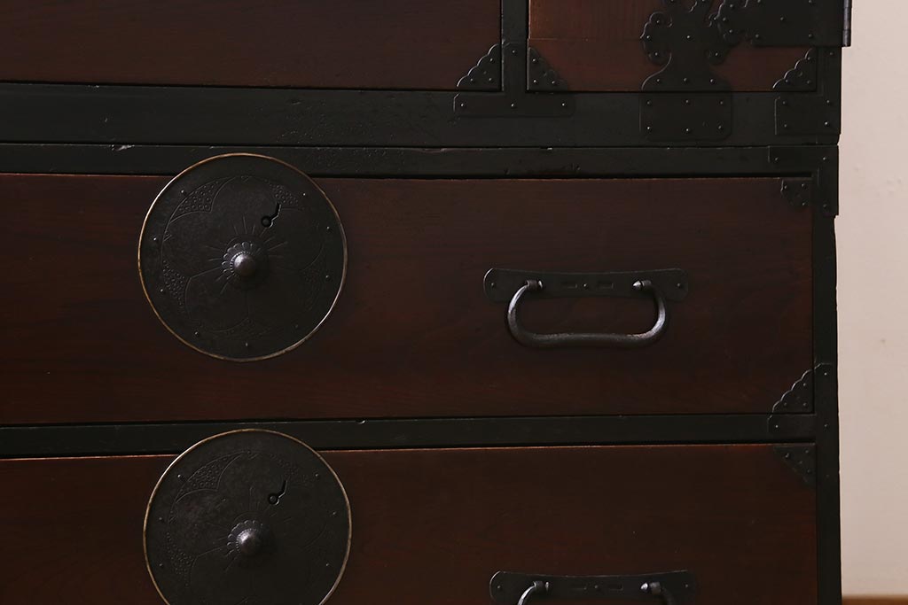 アンティーク家具　前面ケヤキ材　桜丸金具　漆塗りが上品な印象を与える会津箪笥(重ね箪笥、衣装箪笥)(R-040158)