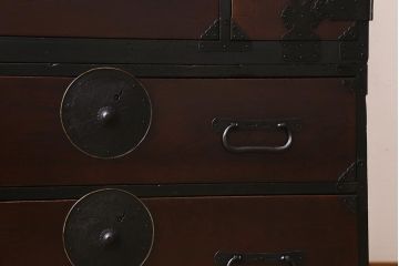 アンティーク家具　前面ケヤキ材　桜丸金具　漆塗りが上品な印象を与える会津箪笥(重ね箪笥、衣装箪笥)(R-040158)