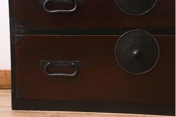 アンティーク家具　前面ケヤキ材　桜丸金具　漆塗りが上品な印象を与える会津箪笥(重ね箪笥、衣装箪笥)(R-040158)