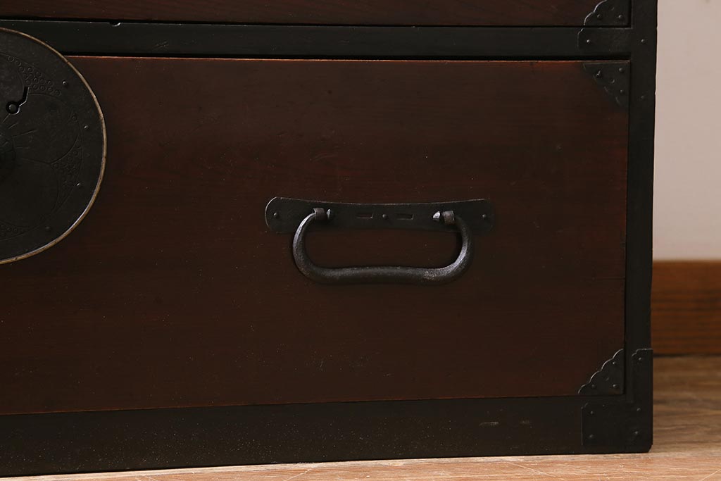 アンティーク家具　前面ケヤキ材　桜丸金具　漆塗りが上品な印象を与える会津箪笥(重ね箪笥、衣装箪笥)(R-040158)