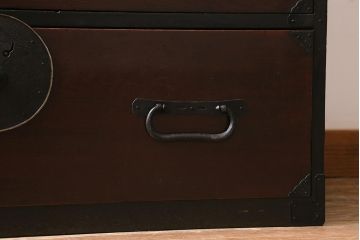 アンティーク家具　前面ケヤキ材　桜丸金具　漆塗りが上品な印象を与える会津箪笥(重ね箪笥、衣装箪笥)(R-040158)