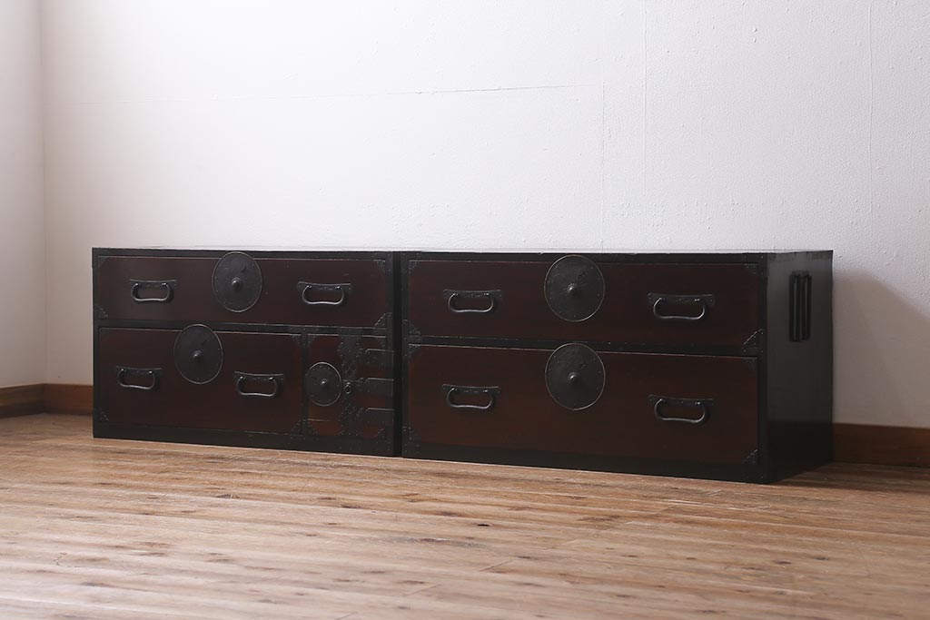 アンティーク家具　前面ケヤキ材　桜丸金具　漆塗りが上品な印象を与える会津箪笥(重ね箪笥、衣装箪笥)(R-040158)