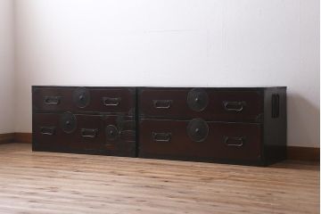 アンティーク家具　前面ケヤキ材　桜丸金具　漆塗りが上品な印象を与える会津箪笥(重ね箪笥、衣装箪笥)(R-040158)