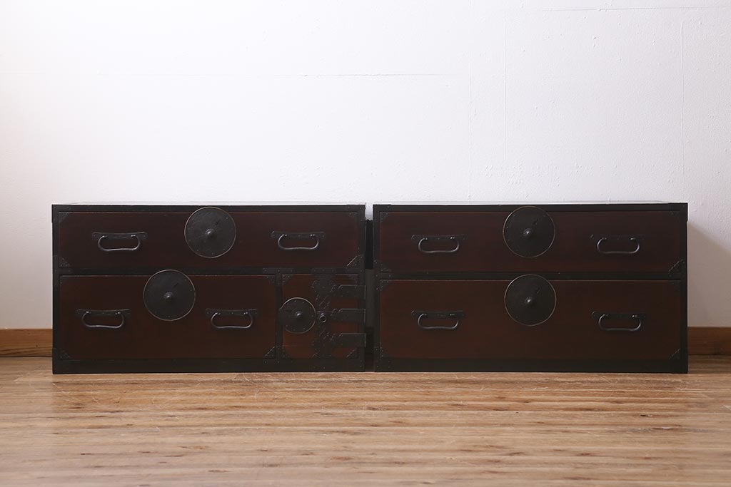 アンティーク家具　前面ケヤキ材　桜丸金具　漆塗りが上品な印象を与える会津箪笥(重ね箪笥、衣装箪笥)(R-040158)