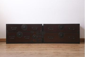 アンティーク家具　前面ケヤキ材　桜丸金具　漆塗りが上品な印象を与える会津箪笥(重ね箪笥、衣装箪笥)(R-040158)