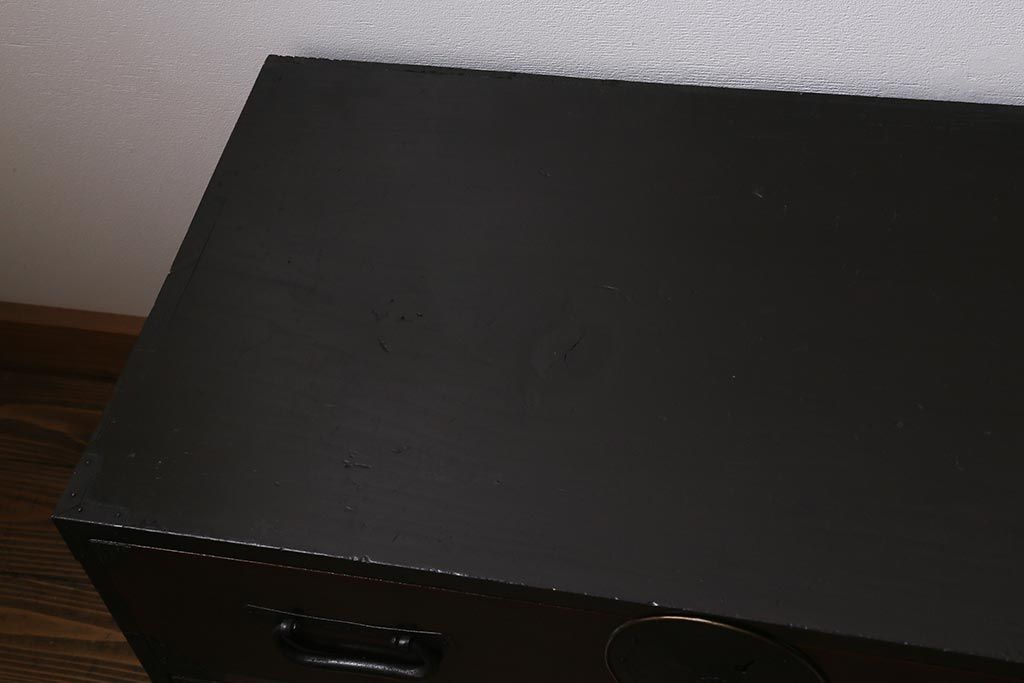 アンティーク家具　前面ケヤキ材　桜丸金具　漆塗りが上品な印象を与える会津箪笥(重ね箪笥、衣装箪笥)(R-040158)