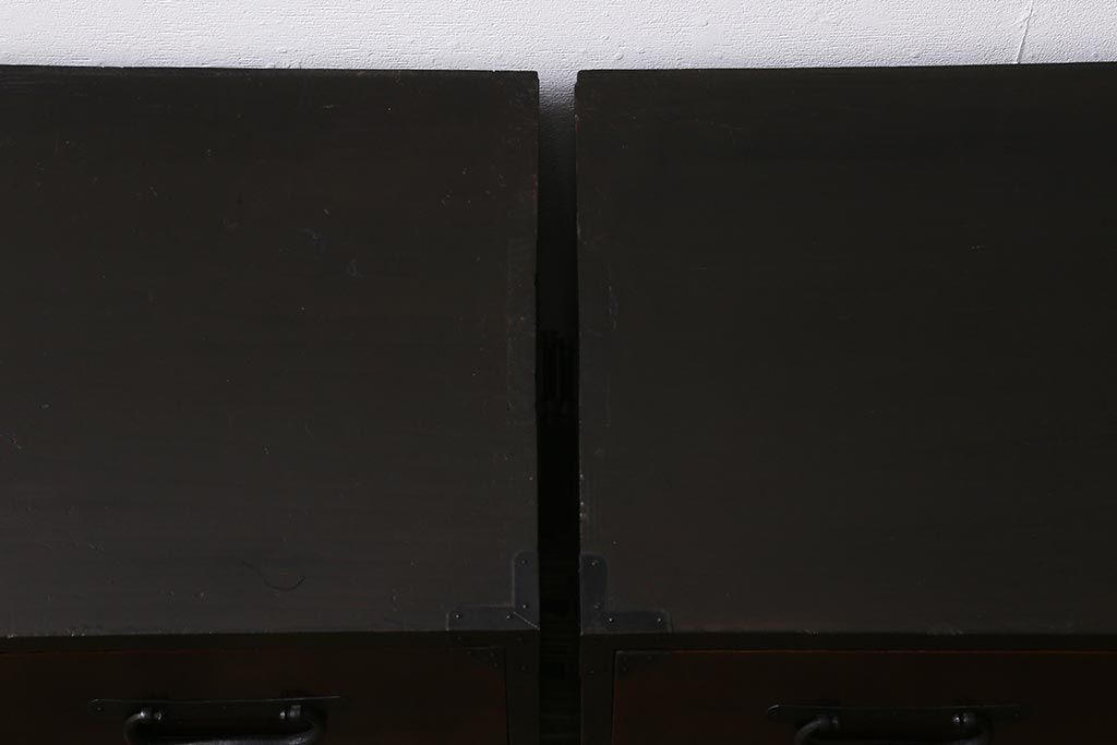 アンティーク家具　前面ケヤキ材　桜丸金具　漆塗りが上品な印象を与える会津箪笥(重ね箪笥、衣装箪笥)(R-040158)