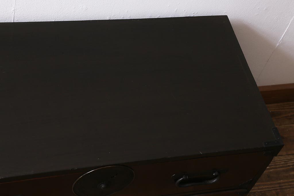 アンティーク家具　前面ケヤキ材　桜丸金具　漆塗りが上品な印象を与える会津箪笥(重ね箪笥、衣装箪笥)(R-040158)