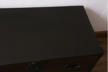 アンティーク家具　前面ケヤキ材　桜丸金具　漆塗りが上品な印象を与える会津箪笥(重ね箪笥、衣装箪笥)(R-040158)