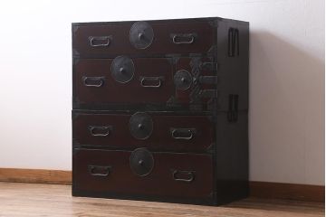 アンティーク家具　前面ケヤキ材　桜丸金具　漆塗りが上品な印象を与える会津箪笥(重ね箪笥、衣装箪笥)(R-040158)