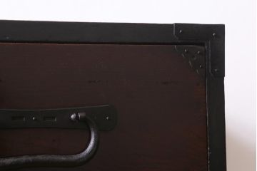 アンティーク家具　前面ケヤキ材　桜丸金具　漆塗りが上品な印象を与える会津箪笥(重ね箪笥、衣装箪笥)(R-040158)