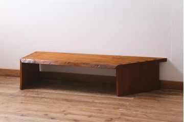 ビンテージ家具　サクラ材耳付き　個性的な台形センターテーブル(ローテーブル、座卓)(R-040162)