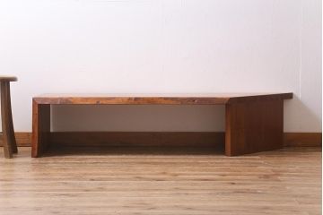 ビンテージ家具　サクラ材耳付き　個性的な台形センターテーブル(ローテーブル、座卓)(R-040162)
