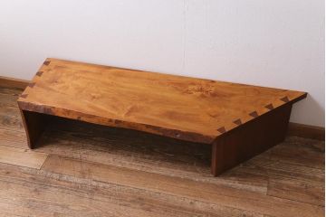 ビンテージ家具　サクラ材耳付き　個性的な台形センターテーブル(ローテーブル、座卓)(R-040162)