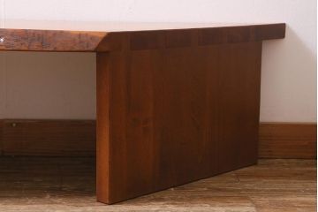ビンテージ家具　サクラ材耳付き　個性的な台形センターテーブル(ローテーブル、座卓)(R-040162)