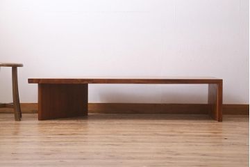 ビンテージ家具　サクラ材耳付き　個性的な台形センターテーブル(ローテーブル、座卓)(R-040162)