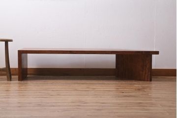 ビンテージ家具　サクラ材耳付き　個性的な台形センターテーブル(ローテーブル、座卓)(R-040163)
