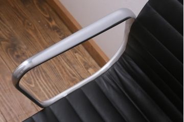 展示美品　Hermanmiller(ハーマンミラー社)　イームズアルミナムグループ　マネジメントチェア　キャスター付(オフィスチェア、アームチェア、椅子)(R-040167)