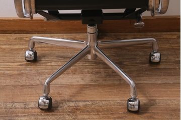 展示美品　Hermanmiller(ハーマンミラー社)　イームズアルミナムグループ　マネジメントチェア　キャスター付(オフィスチェア、アームチェア、椅子)(R-040167)