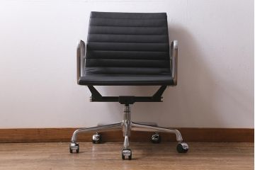 展示美品　Hermanmiller(ハーマンミラー社)　イームズアルミナムグループ　マネジメントチェア　キャスター付(オフィスチェア、アームチェア、椅子)(R-040167)