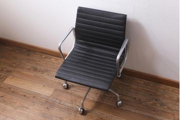 展示美品　Hermanmiller(ハーマンミラー社)　イームズアルミナムグループ　マネジメントチェア　キャスター付(オフィスチェア、アームチェア、椅子)(R-040167)