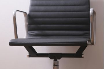 展示美品　Hermanmiller(ハーマンミラー社)　イームズアルミナムグループ　マネジメントチェア　キャスター付(オフィスチェア、アームチェア、椅子)(R-040167)