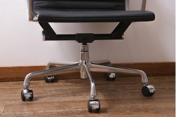 展示美品　Hermanmiller(ハーマンミラー社)　イームズアルミナムグループ　マネジメントチェア　キャスター付(オフィスチェア、アームチェア、椅子)(R-040167)