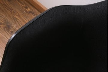 展示美品　Hermanmiller(ハーマンミラー社)　イームズプラスチックシェルアームチェア　ロッカーベース　アプホルスター(ロッキングチェア、椅子)(定価約11万4千円)(R-040168)